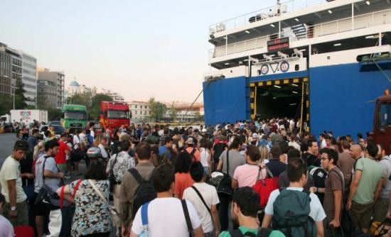 «Βουλιάζουν» τα λιμάνια από τους εκδρομείς